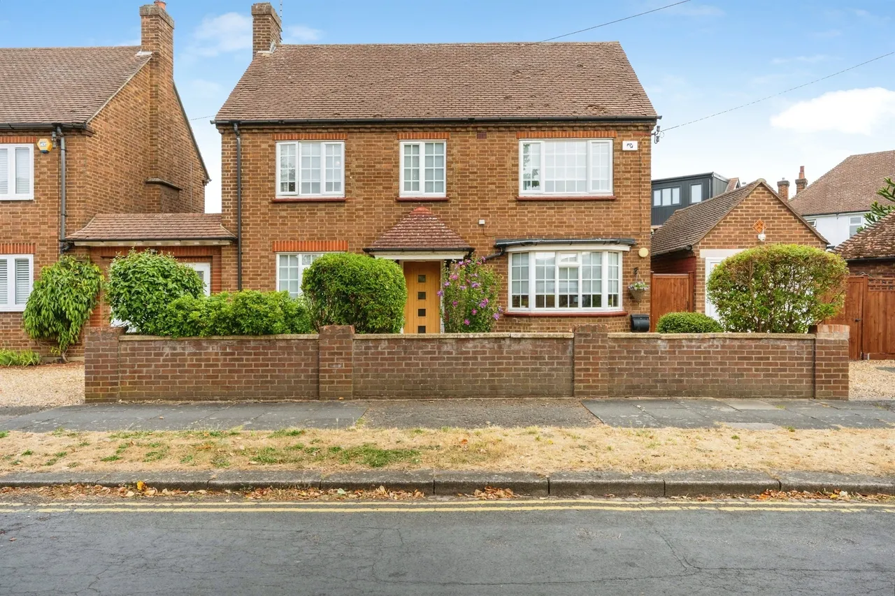 3 bed house for sale — Kingsbrook Road, Bedford