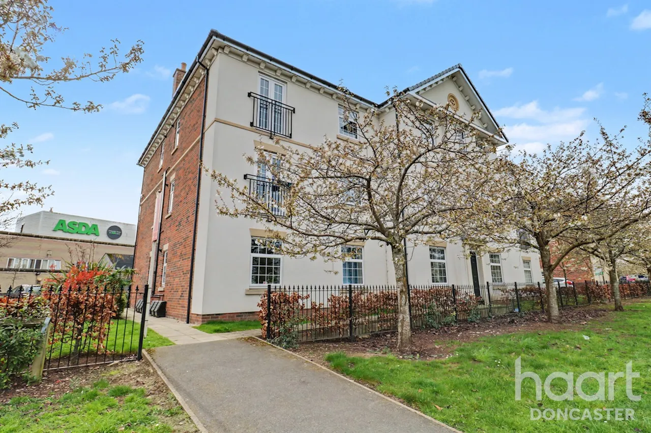 2 bed flat for sale, Rosso Close, Belle Vue, DN4
