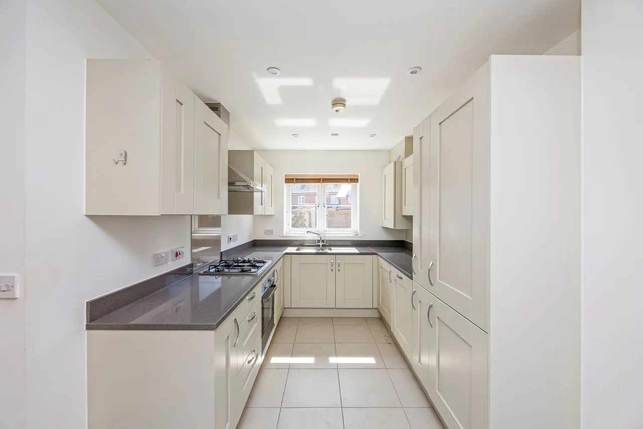 Carter Drive, Broadbridge Heath, RH12, photo 5