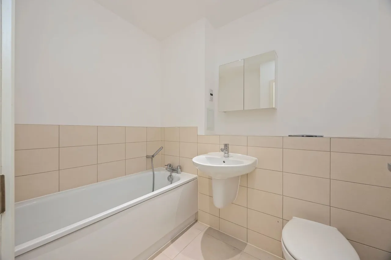 Carter Drive, Broadbridge Heath, RH12, photo 9