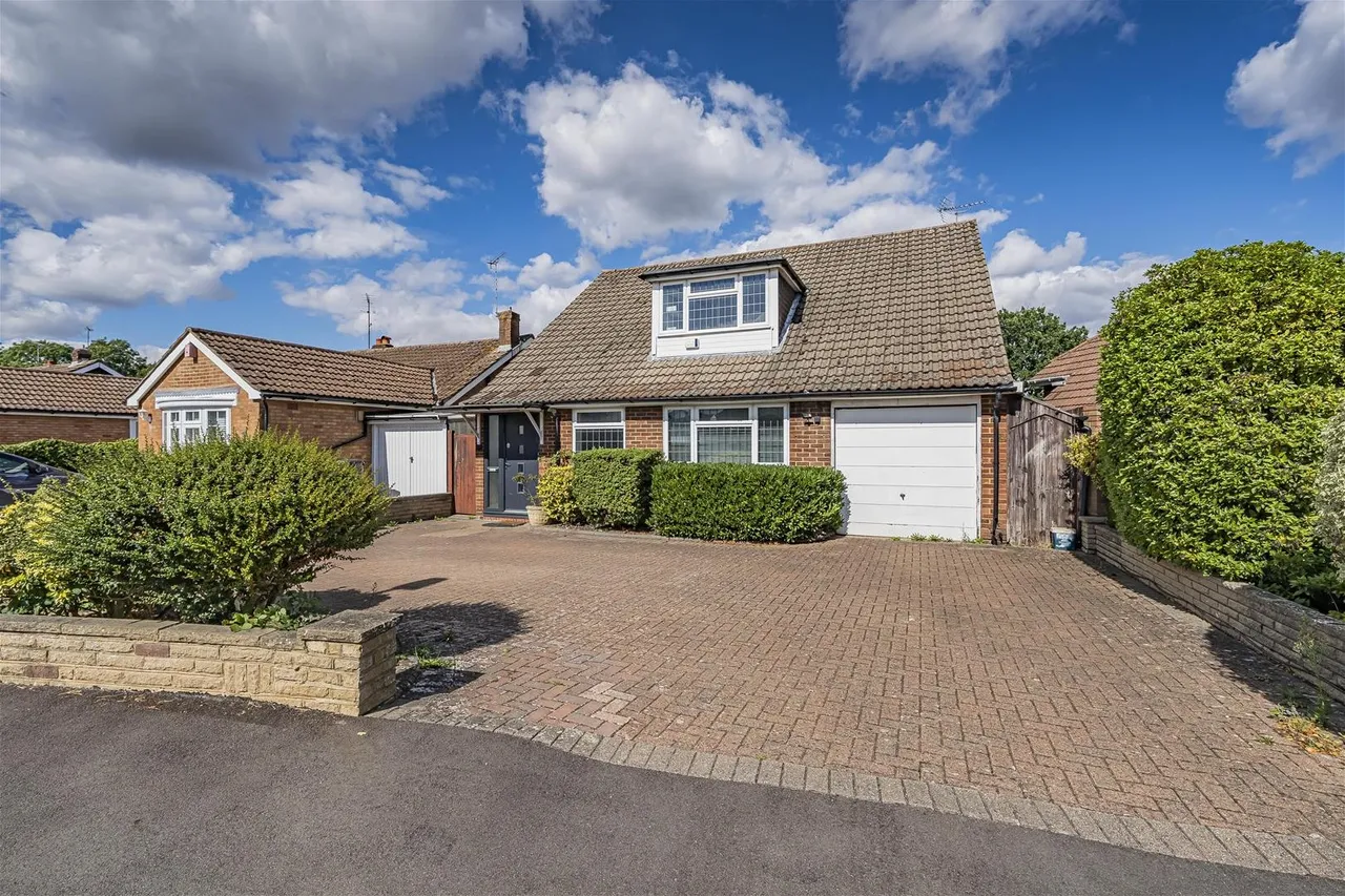 4 bed house to rent — Ashridge Drive Bricket Wood, St. Albans, Hertfordshire AL2 3SH
