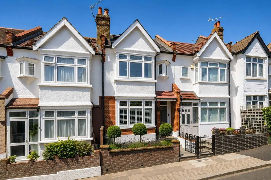 4 bed property for sale, Crowborough Road, SW17