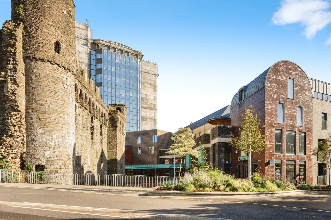 2 bed flat for sale, Castle Lane, Swansea, SA1