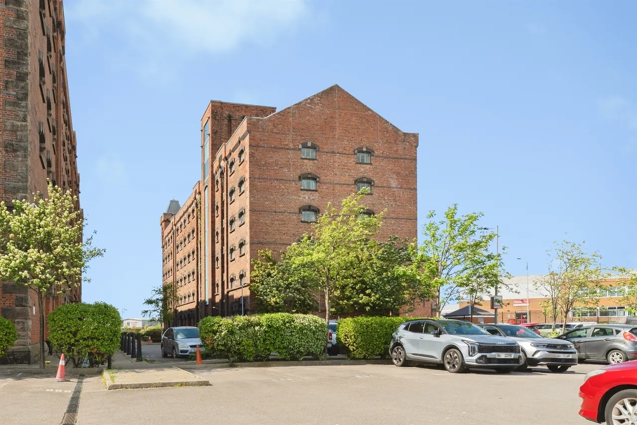 2 bed flat for sale — Dock Road, Birkenhead