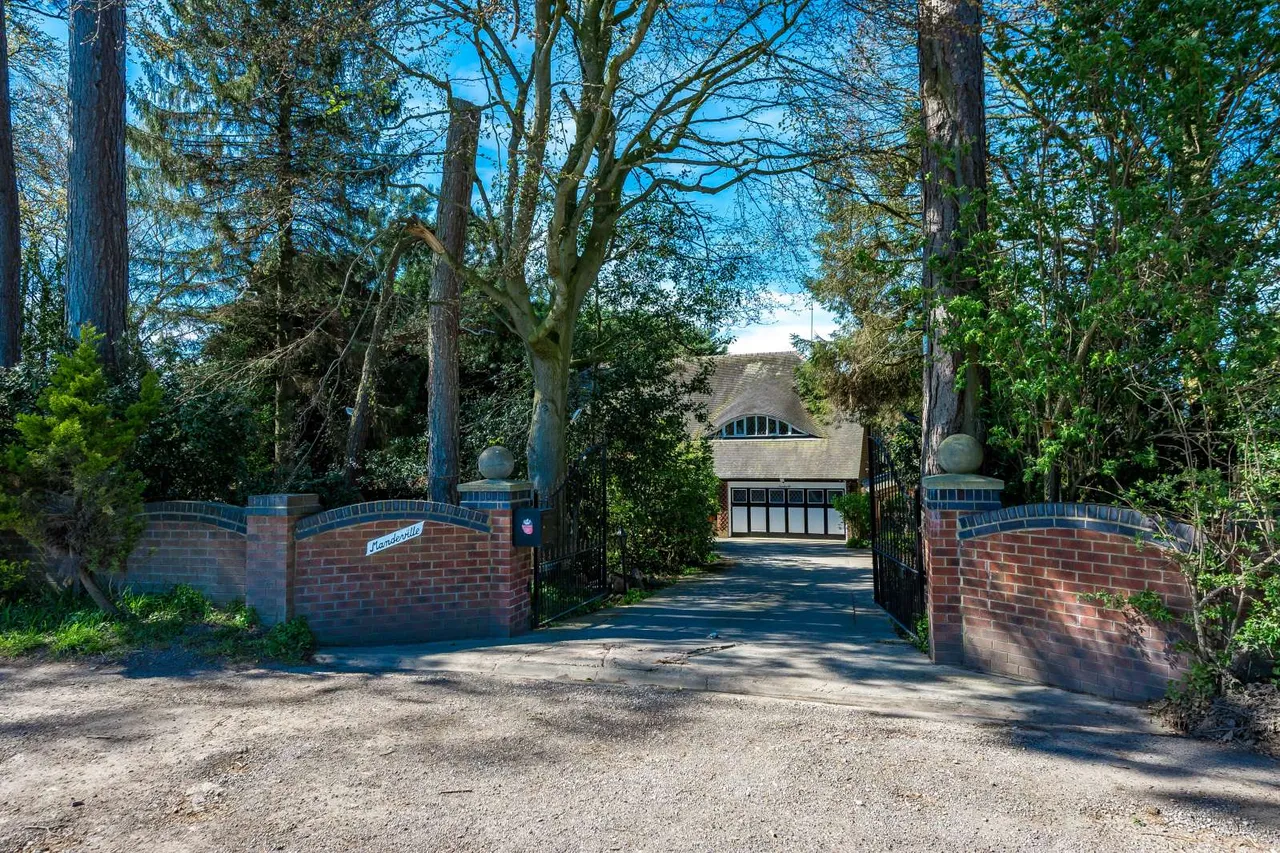 Towers Road, Poynton, Stockport, Cheshire, SK12 1DD, photo 2
