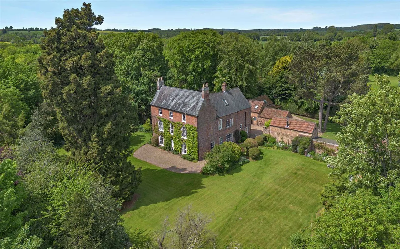 7 bed house for sale — The Hall, Ashby Lane, Ashby-cum-Fenby, Grimsby, DN37 0RT