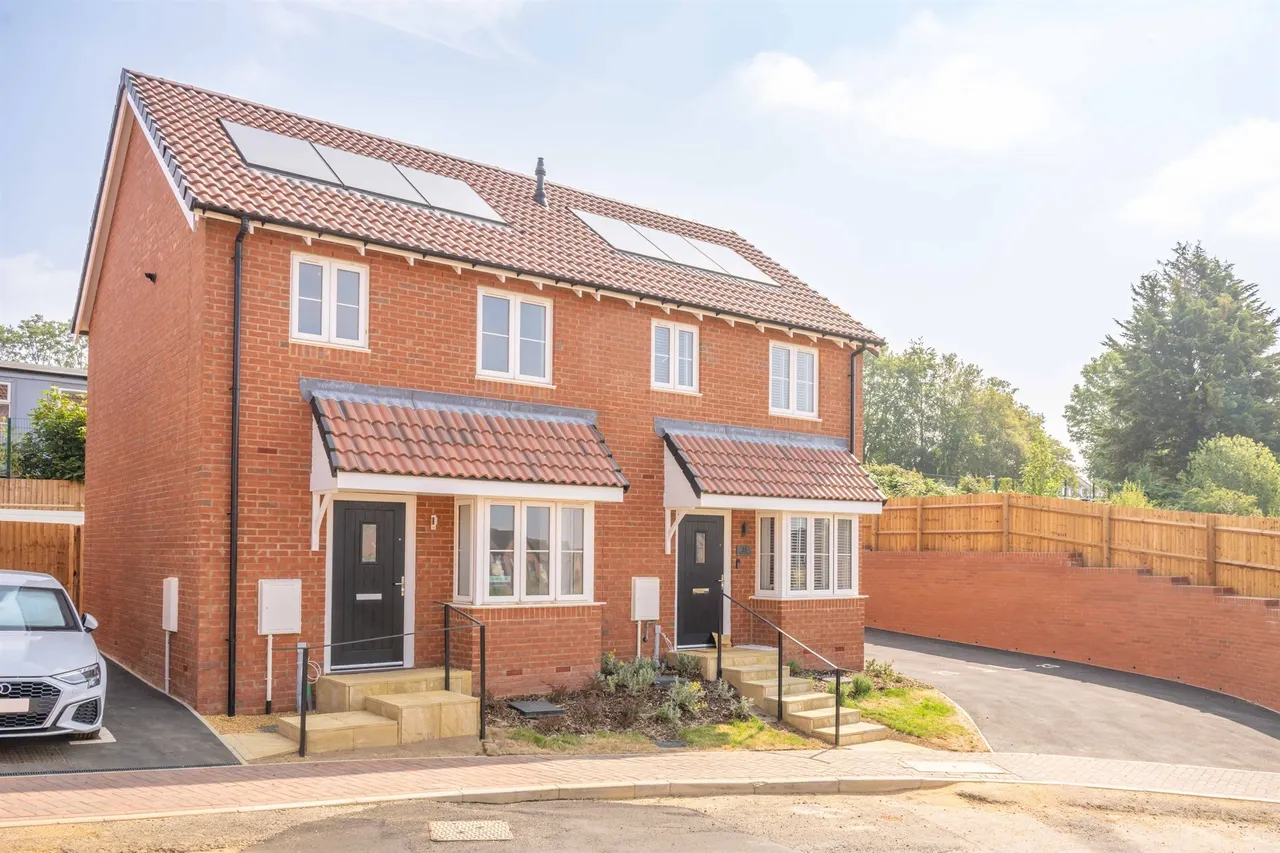 2 bed house for sale, Cooper Close, Kettering, NN15