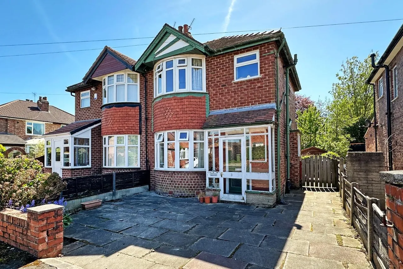 3 bed house for sale — Leicester Avenue, Timperley WA15 6HR