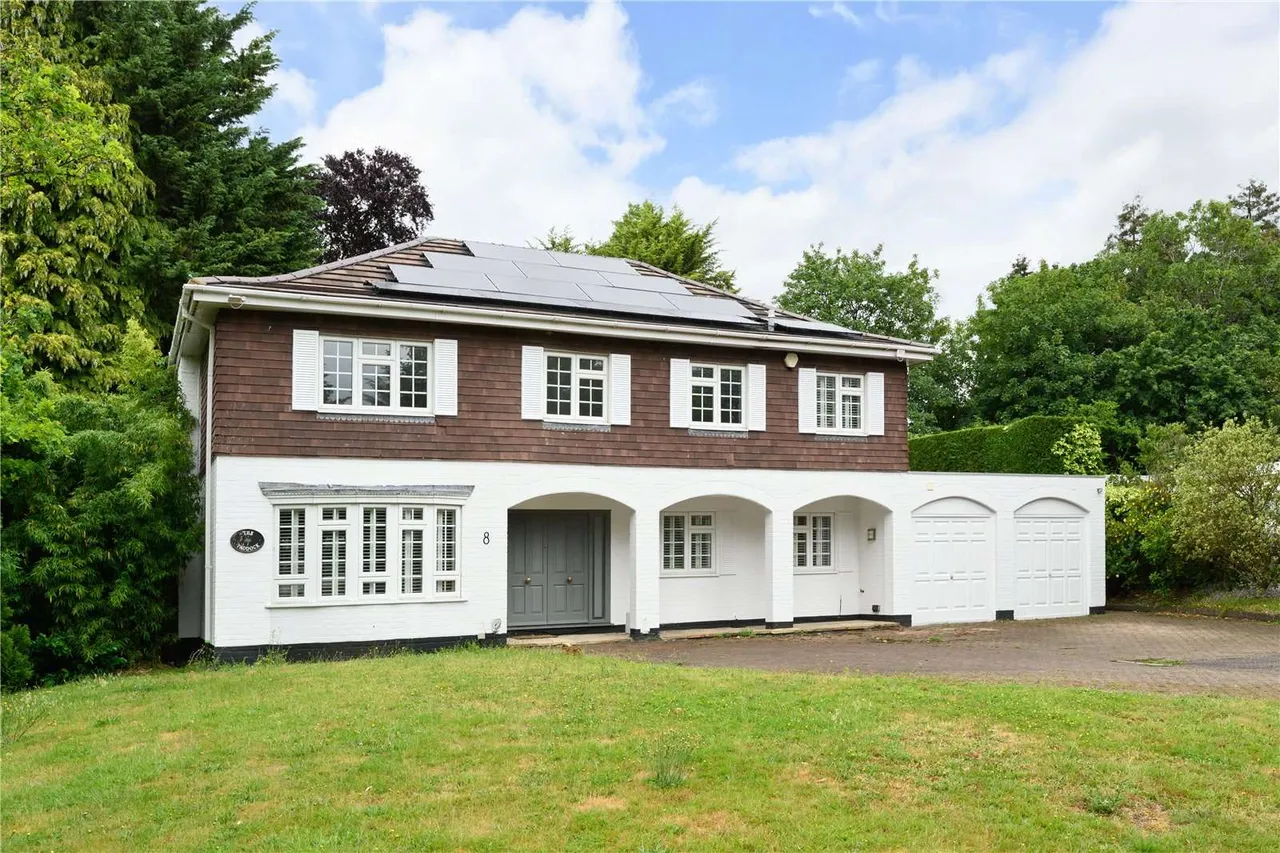 6 bed house to rent — Hawksview, Cobham, Surrey, KT11 2PJ