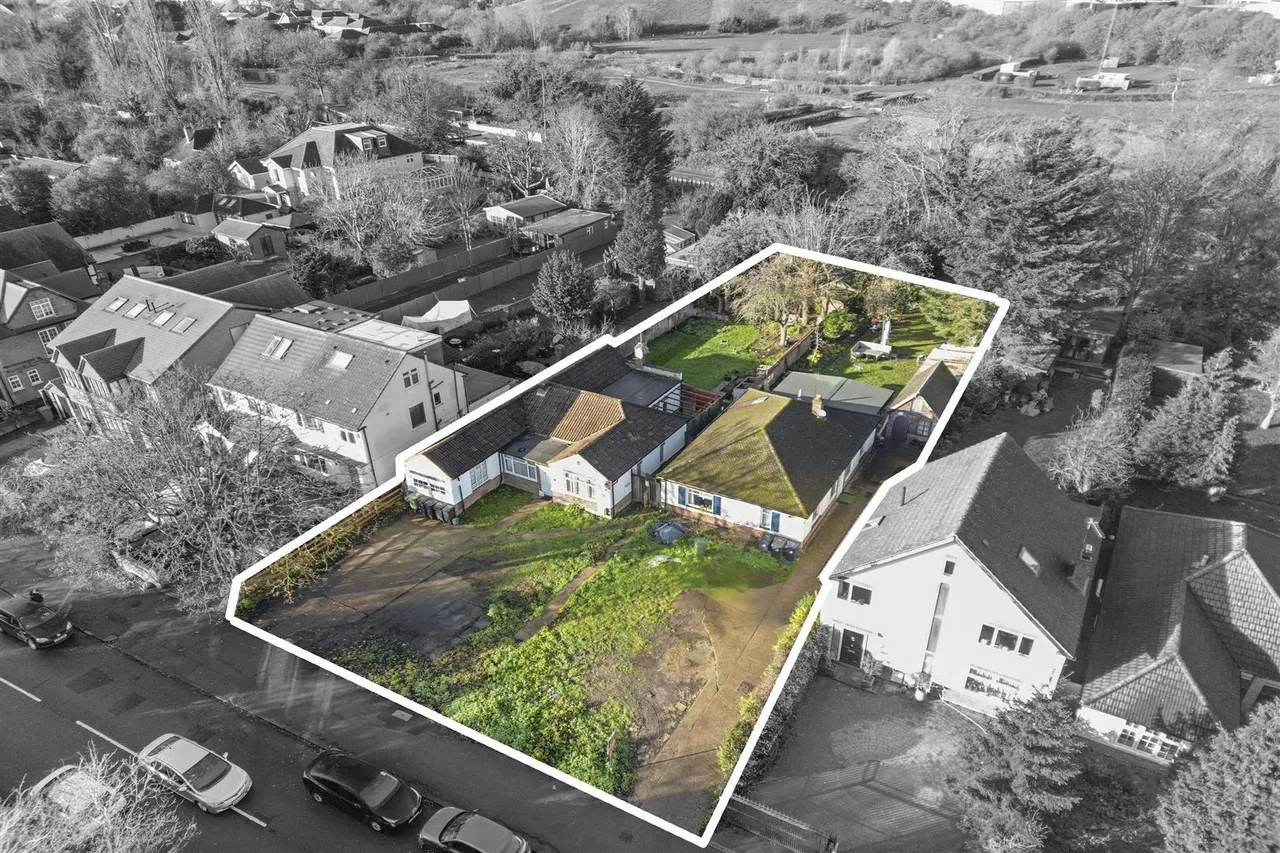 6 bed house for sale, Tentelow Lane, Norwood Green