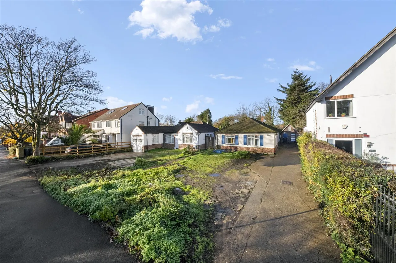 Tentelow Lane, Norwood Green, photo 17