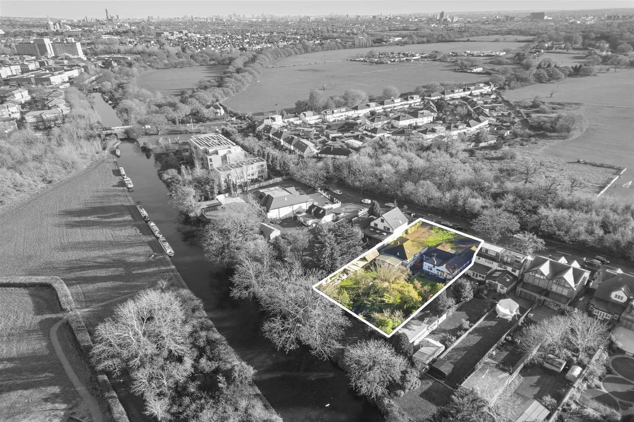 Tentelow Lane, Norwood Green, photo 13