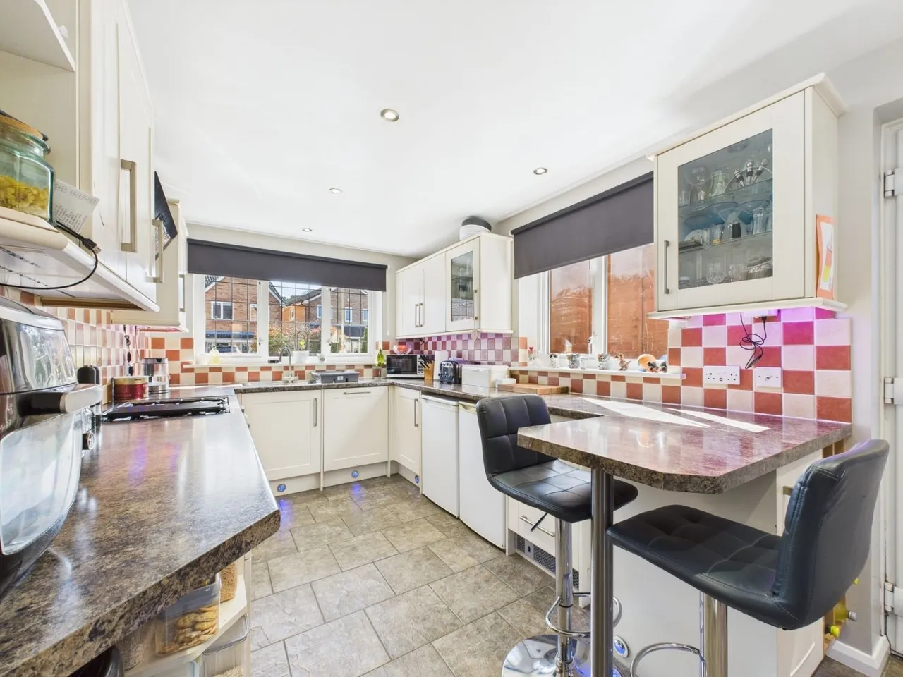 Bed Detached Home, Bordon, GU35, photo 3
