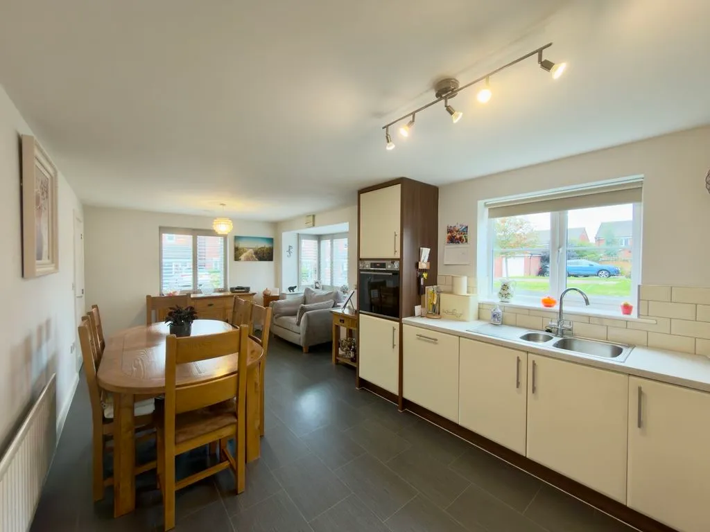 For SaleGrove Farm Drive, Adlington, photo 11