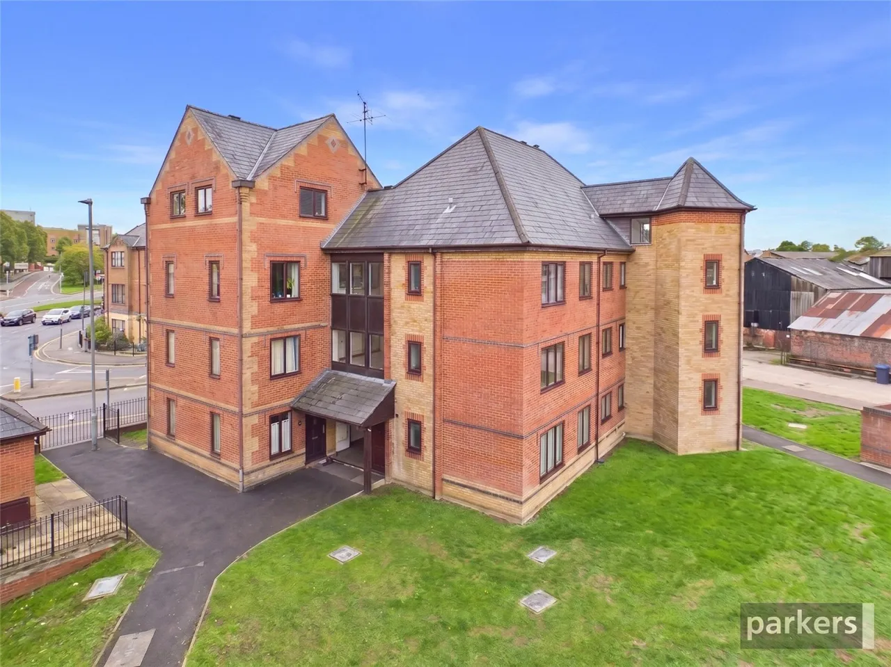 2 bed flat to rent, Regent Court, Reading, RG1