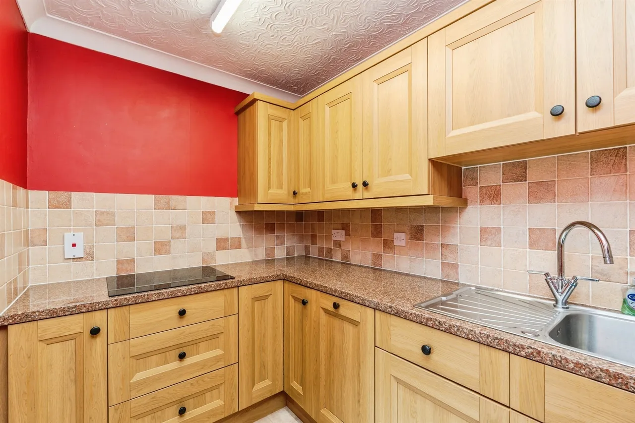 The Crescent, Eastleigh, SO50, photo 2