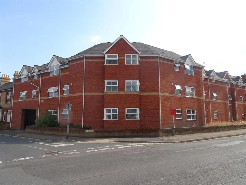 2 bed flat to rent, Winchester Street, TA1
