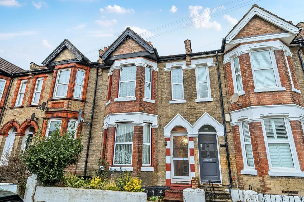 3 bed house for sale — Preston Road, SE19