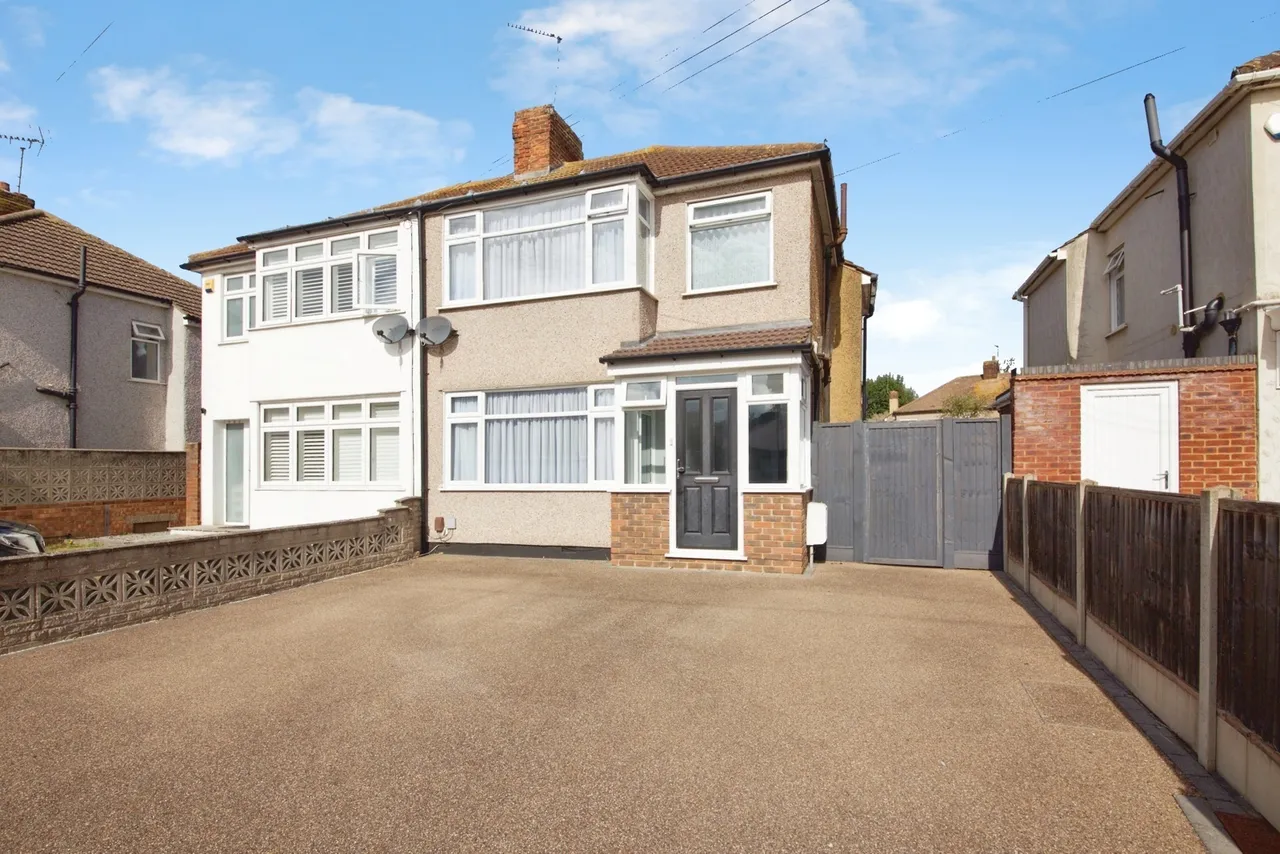 3 bed house for sale — Barton Avenue, Romford, RM7