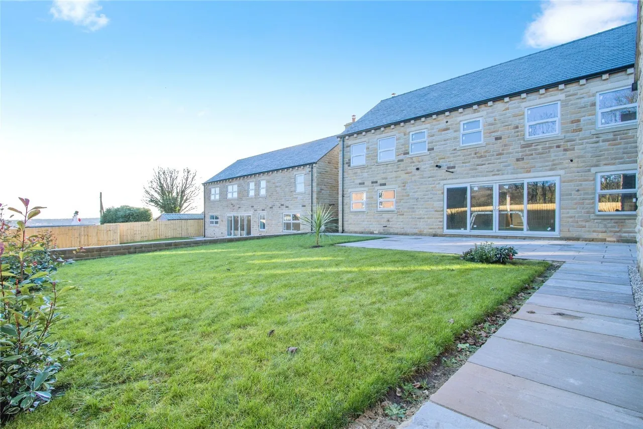 4 bed house for sale, Leeds Road, Howden Clough, WF17