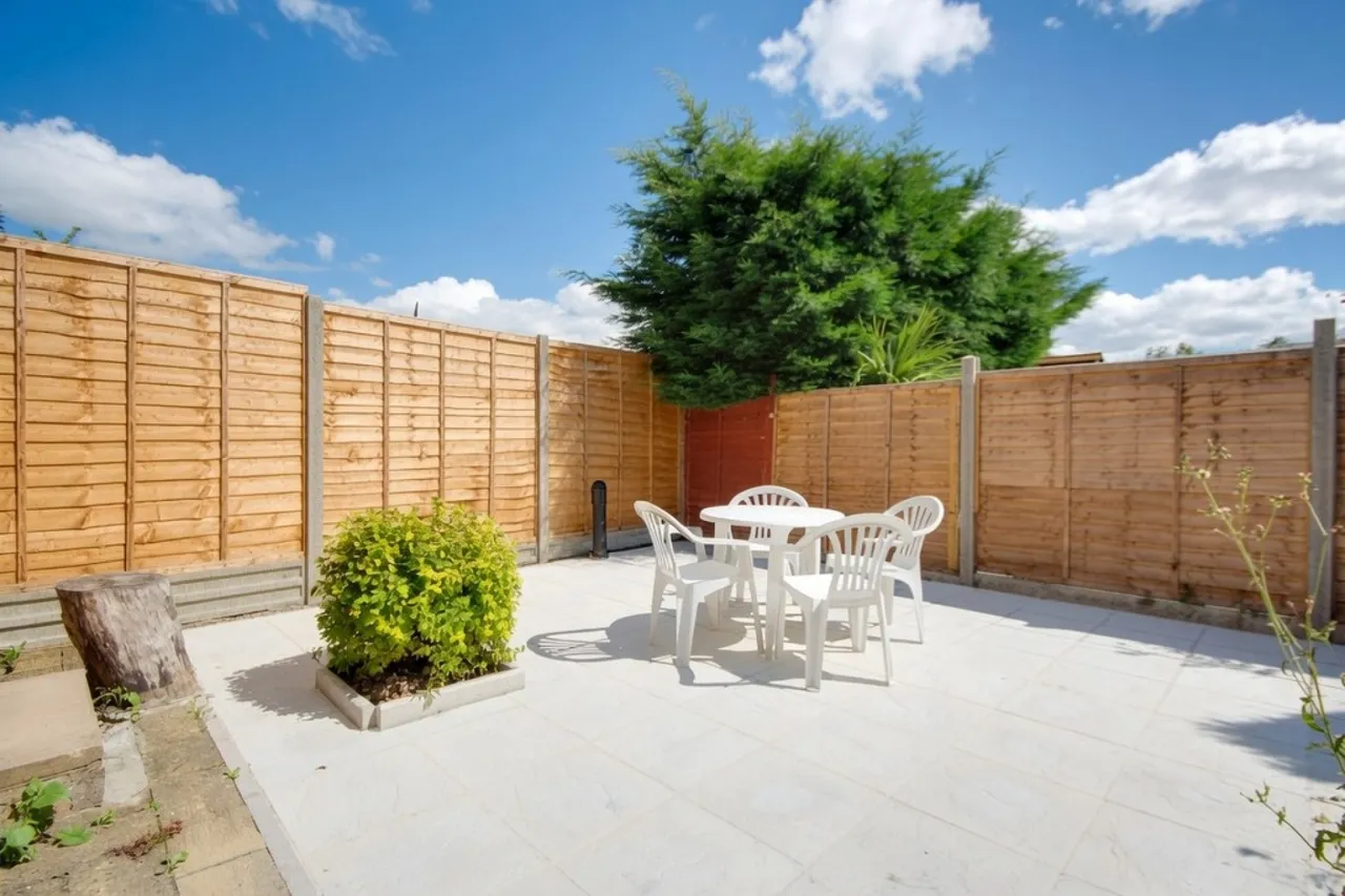 Ripley Avenue, Egham, photo 8