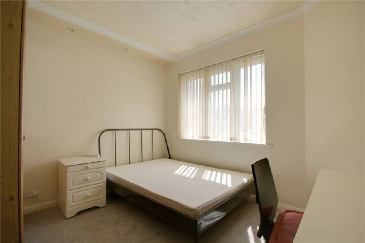 1 bed sheltered housing to rent, Ripley Avenue, Egham