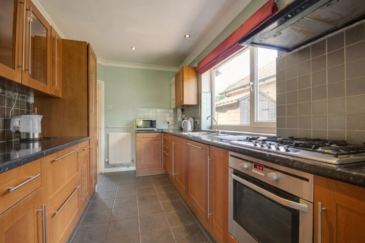 Ripley Avenue, Egham, photo 2