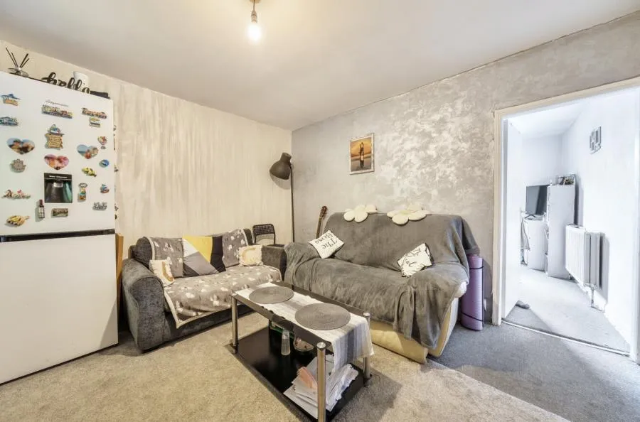 High Road, Leyton, E10, photo 10