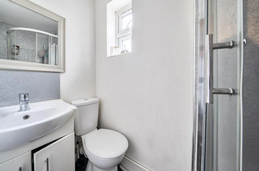 High Road, Leyton, E10, photo 14