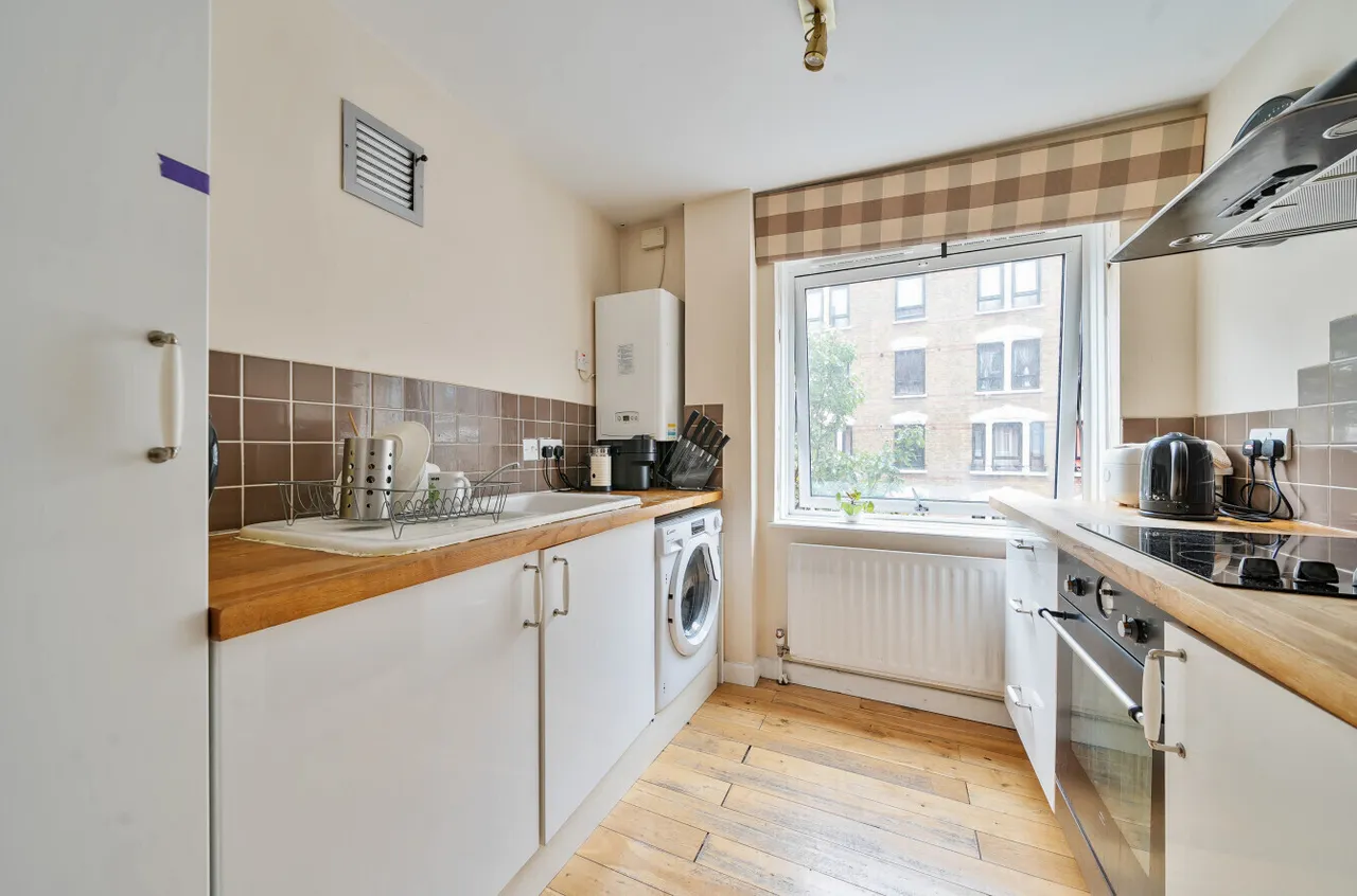 Newport Court, London, photo 5