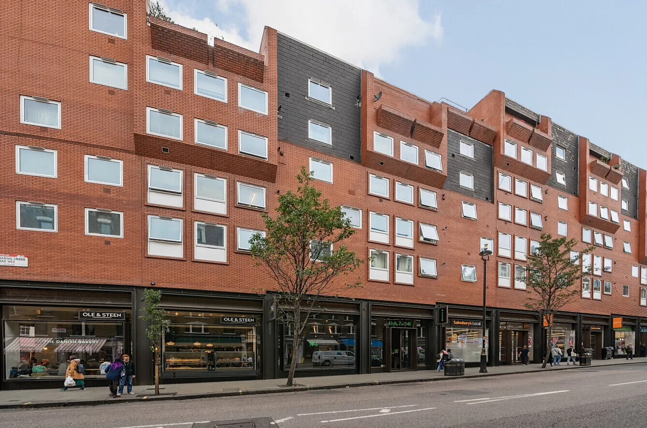 1 bed flat for sale — Newport Court, London