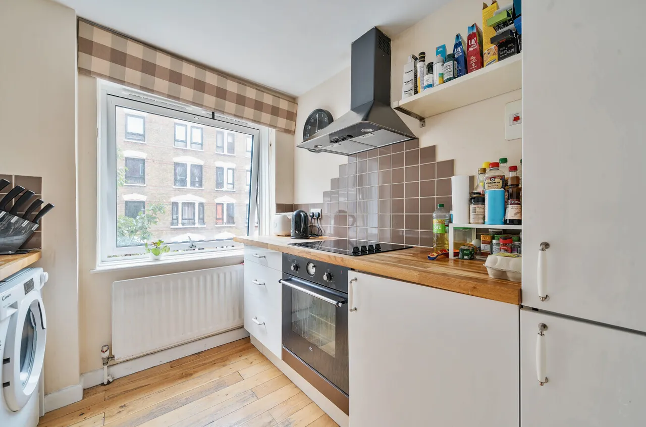 Newport Court, London, photo 12