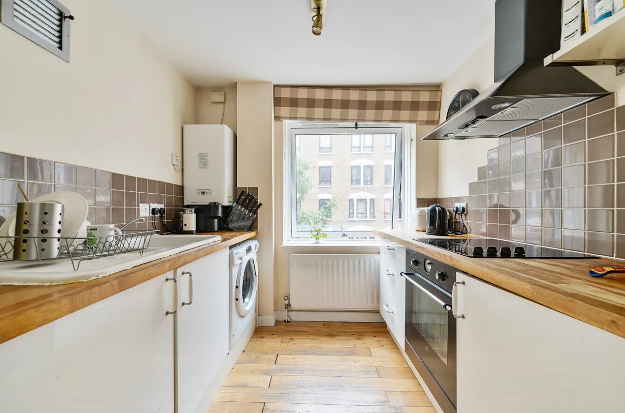 Newport Court, London, photo 6