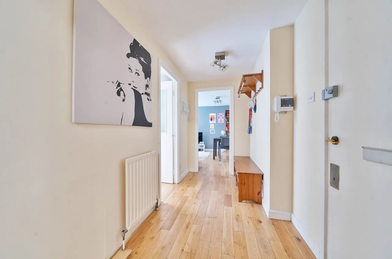 Newport Court, London, photo 2