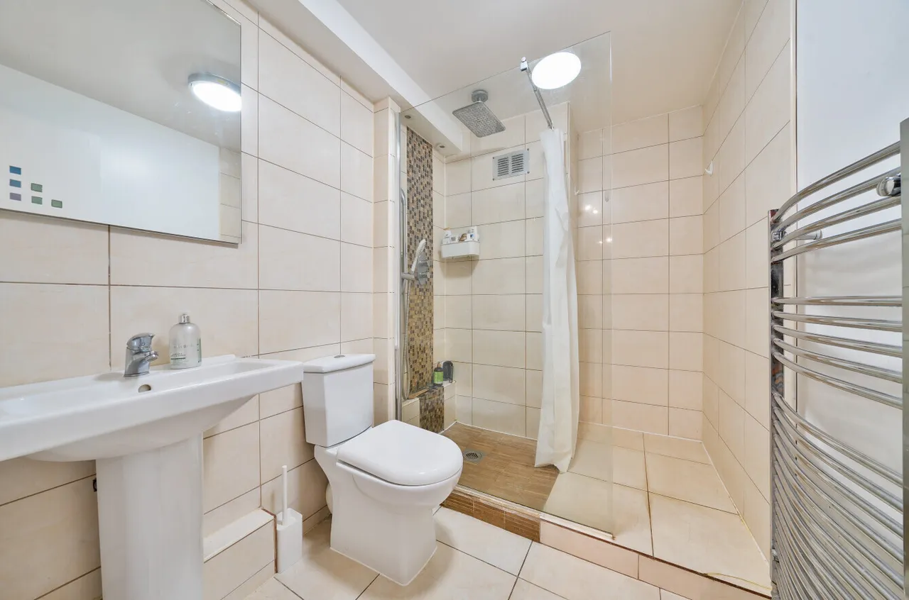 Newport Court, London, photo 9