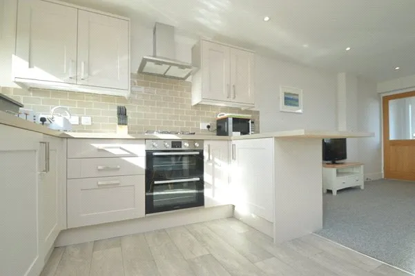 Yaverland Road, Sandown, PO36, photo 4