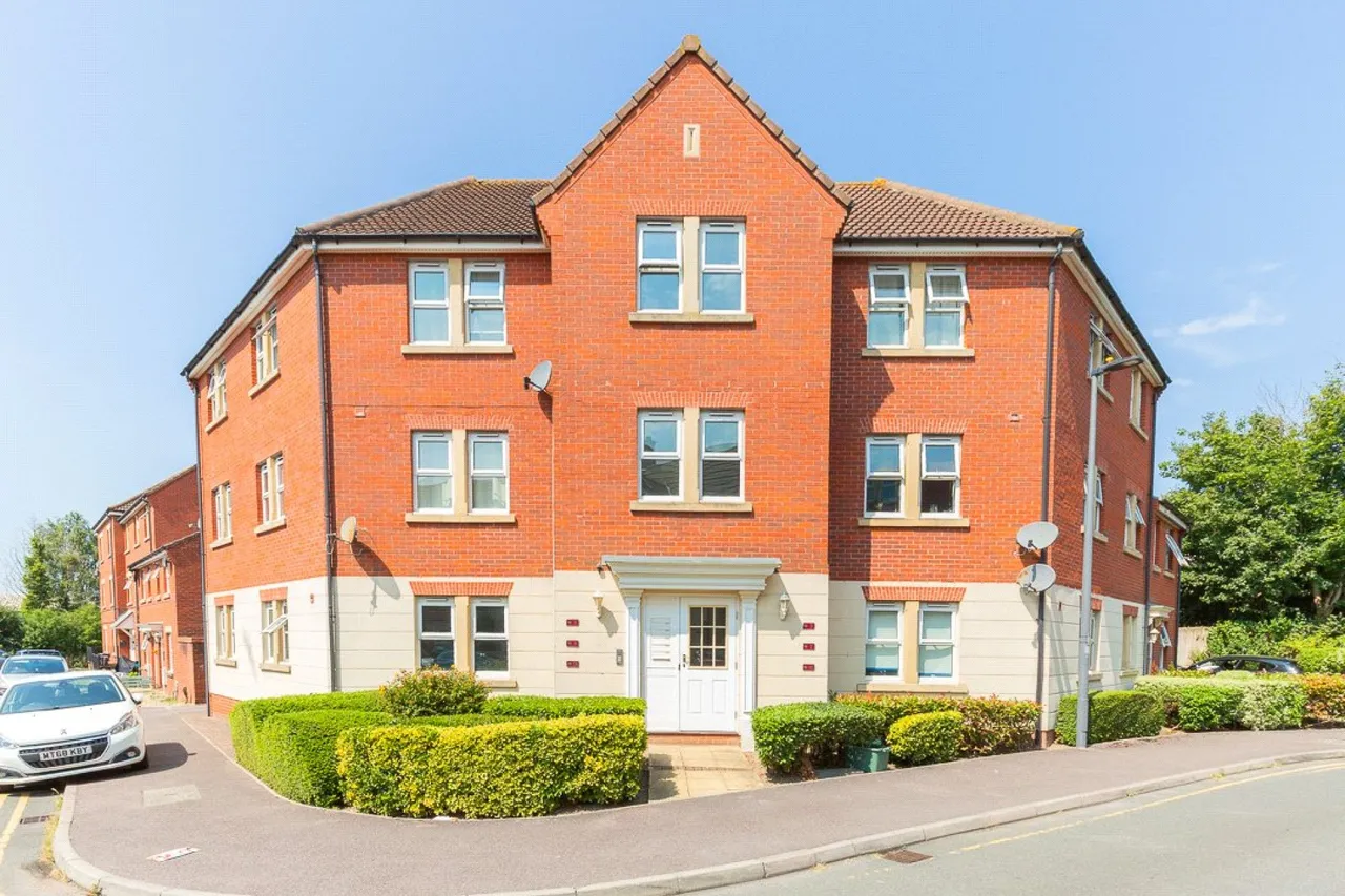 2 bed flat for sale, New Charlton Way, Bristol, BS10