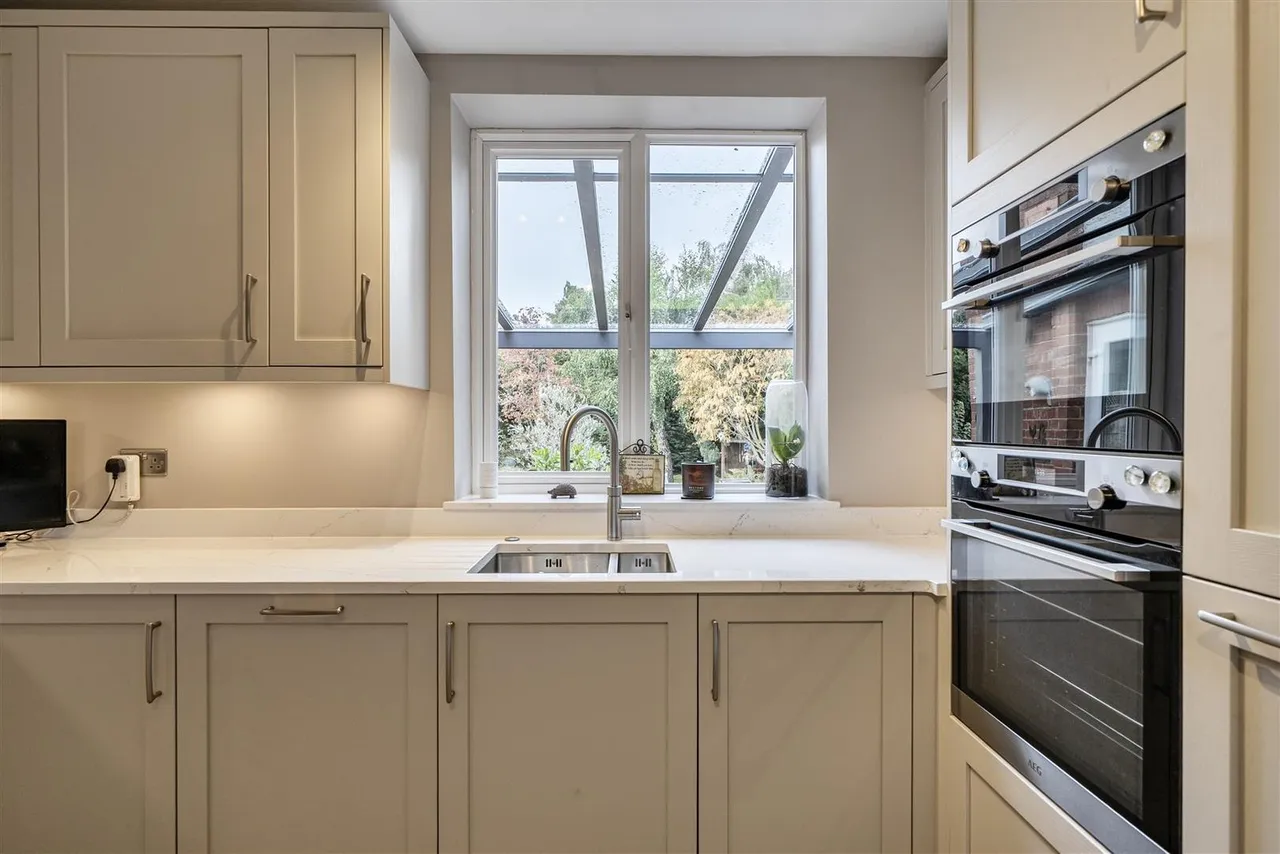 Josephine Avenue, Lower Kingswood, Tadworth, KT20 7AQ, photo 12