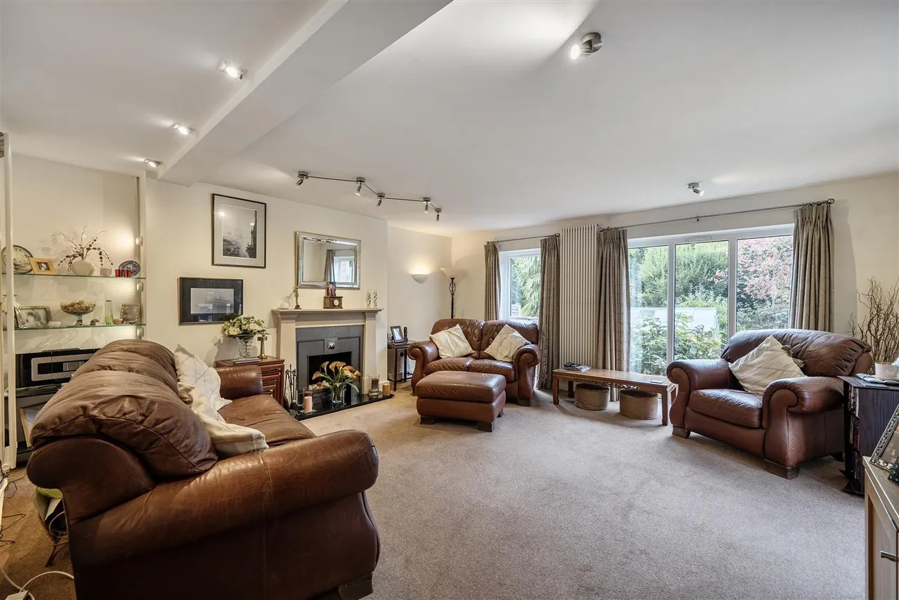 Josephine Avenue, Lower Kingswood, Tadworth, KT20 7AQ, photo 2