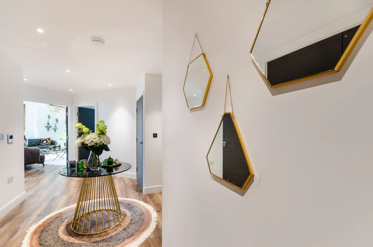 3 bed flat for sale — 27 Quartz House, Dickens Yard, 12 New Broadway, London