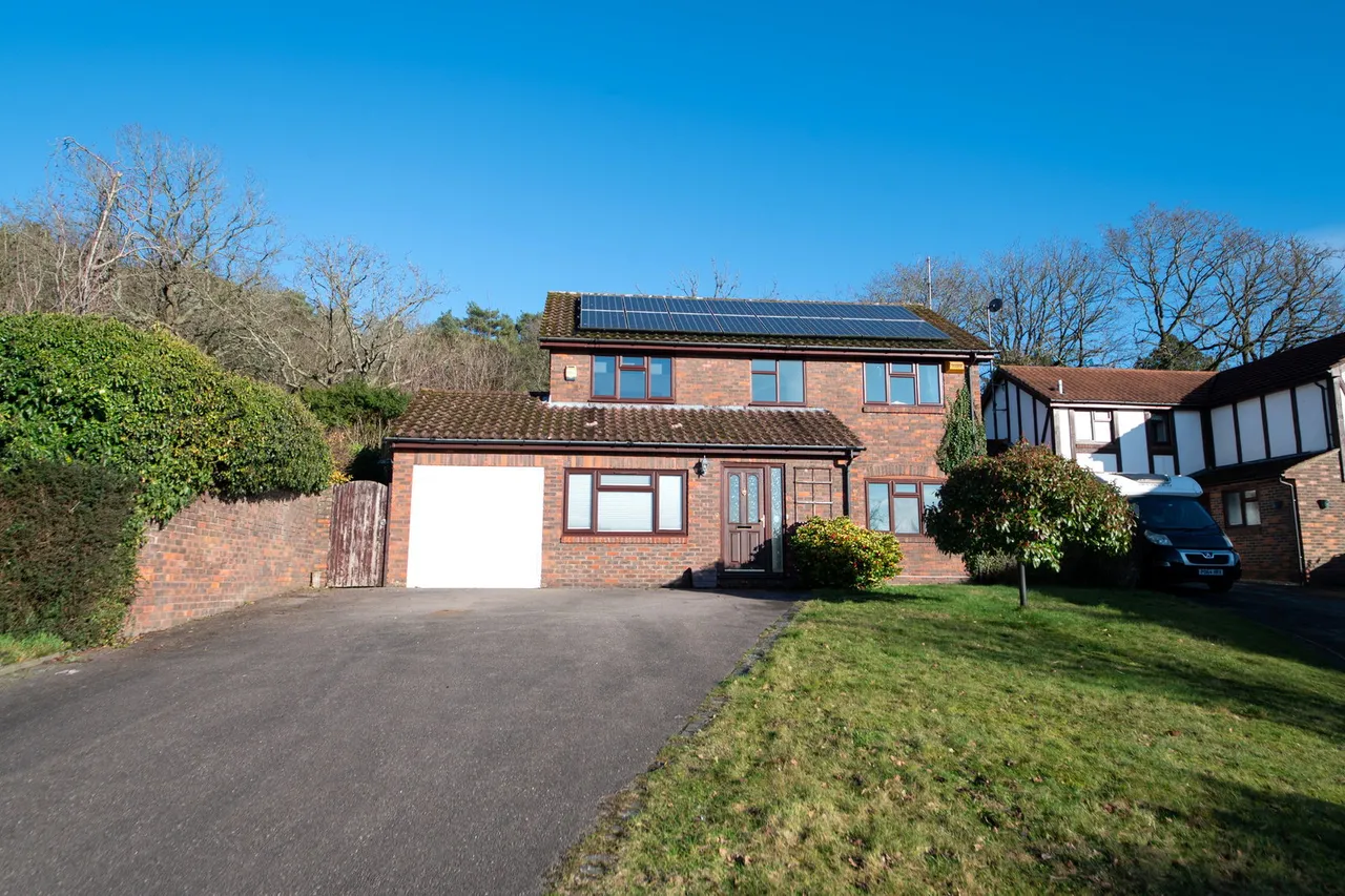 4 bed house for sale — Berkeley Crescent, Frimley, Camberley, GU16 8YN