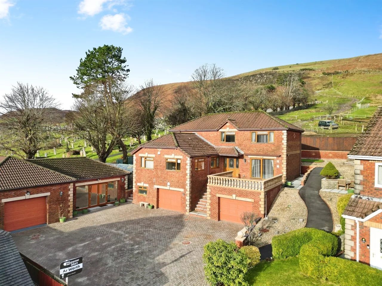 4 bed house for sale, Bronheulwen Porth, CF39