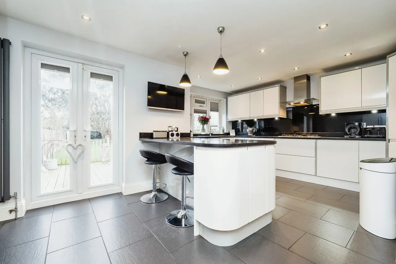 5 bed house for sale — Mendip Road, Hornchurch