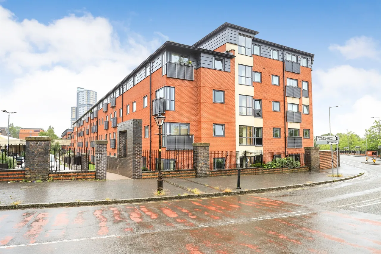 2 bed flat for sale, Broad Gauge Way, Wolverhampton, WV10