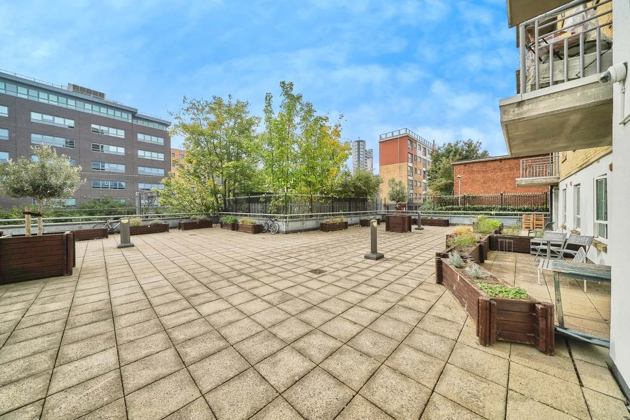 Windmill Lane, London, E15, photo 11