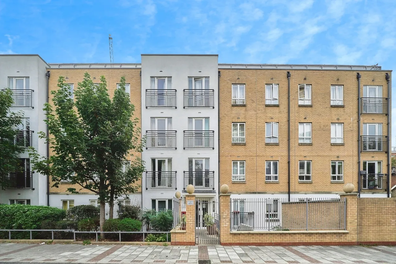 2 bed flat for sale — Windmill Lane, London, E15