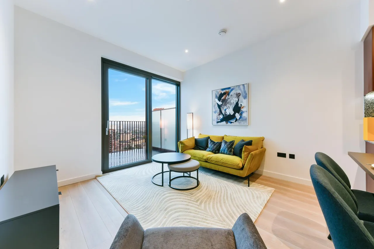 2 bed flat to rent, Embassy Gardens, London, SW11