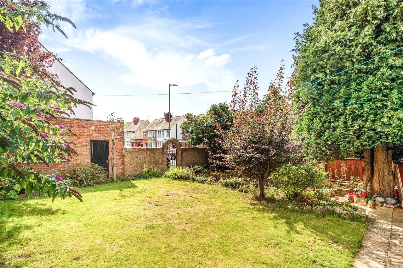 Stockingstone Road, Luton, Bedfordshire, England, LU2, photo 3
