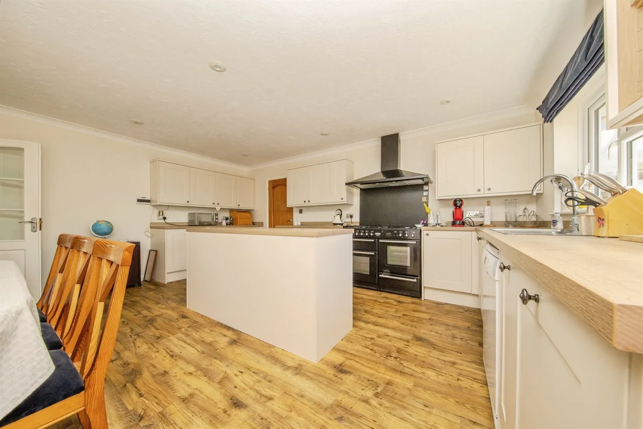 Thorpe Road, Kirby Cross, CO13, photo 5