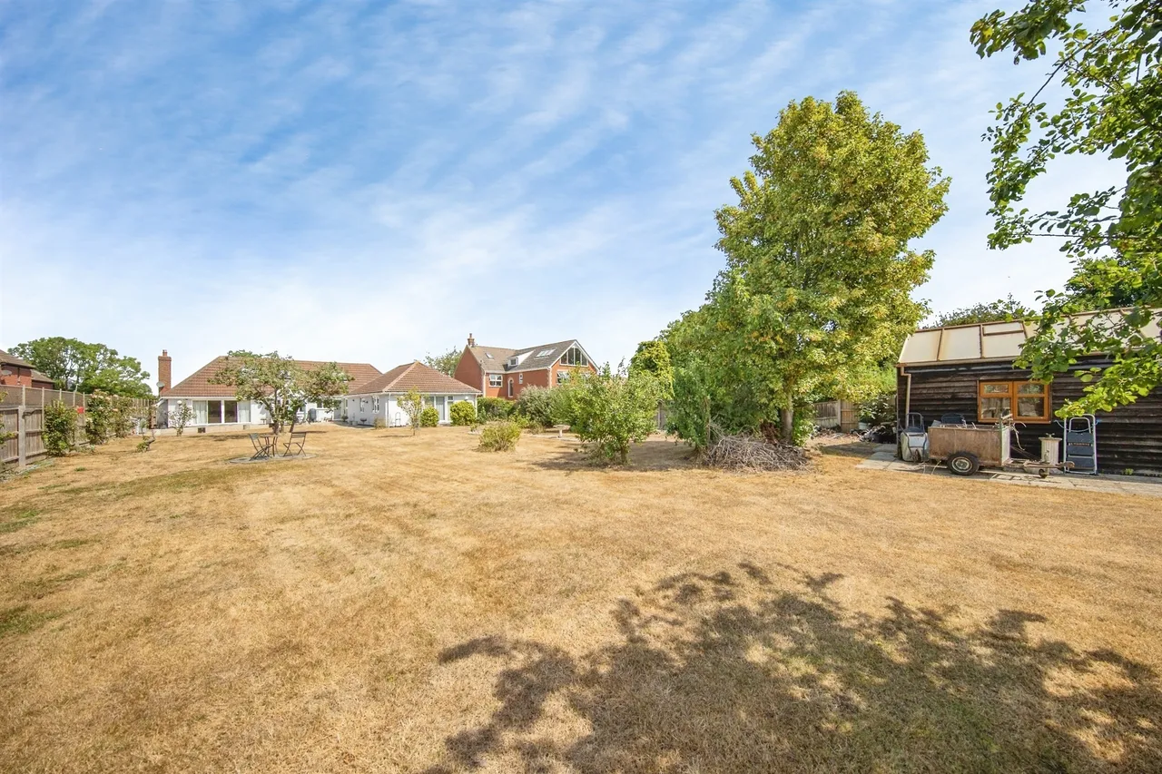 Thorpe Road, Kirby Cross, CO13, photo 21